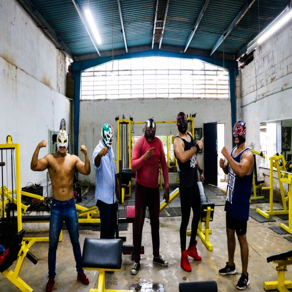 Rivales en el ring, socios en los negocios, los luchadores profesionales Aztlan Trece y Jaguar Sagrado inauguran el gimnasio “Fuerza Jaguar Gym”